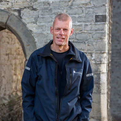 Portretfoto van Mark Dwarswaard (Foto: Floris Scheplitz/Erfgoedhuis Zuid-Holland)