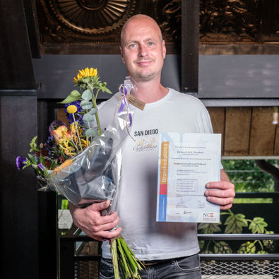 Portretfoto met Jordy Turnhout en zijn diploma