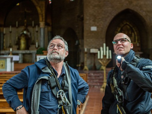 Inspectie door Jos van Leeuwen (l) en Matijs Kwant (l) van Monumentenwacht Zuid-Holland (Foto Floris Scheplitz)