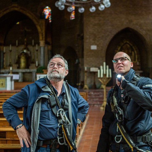 Inspectie door Jos van Leeuwen (l) en Matijs Kwant (l) van Monumentenwacht Zuid-Holland (Foto Floris Scheplitz)