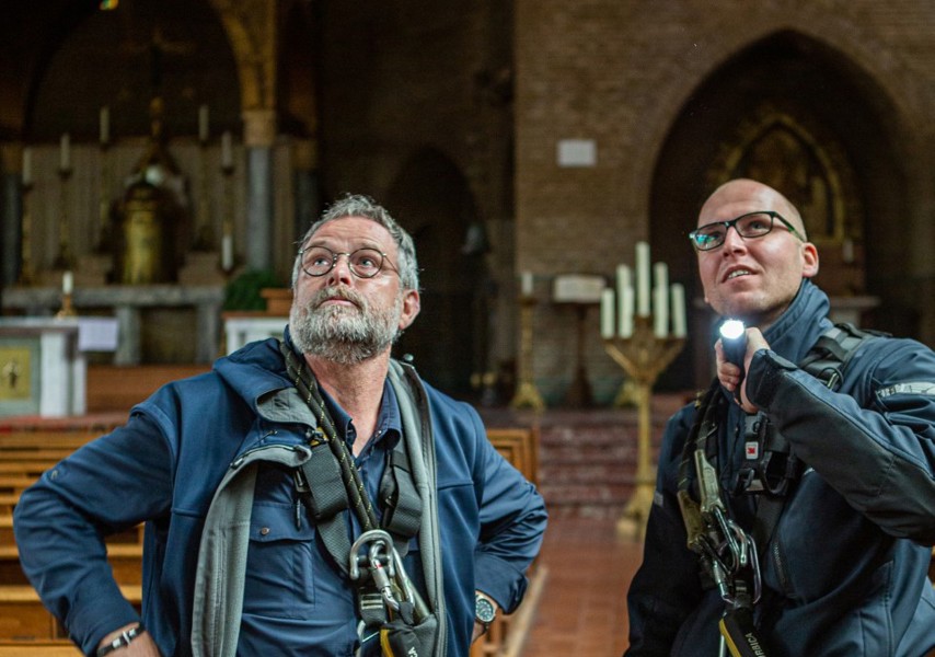 Inspectie door Jos van Leeuwen (l) en Matijs Kwant (l) van Monumentenwacht Zuid-Holland (Foto Floris Scheplitz)