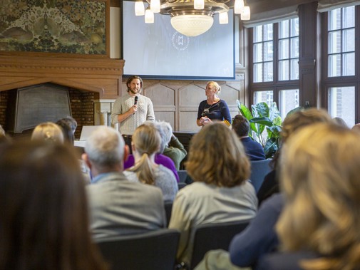 Zicht vanuit de zaal, vanuit het publiek.