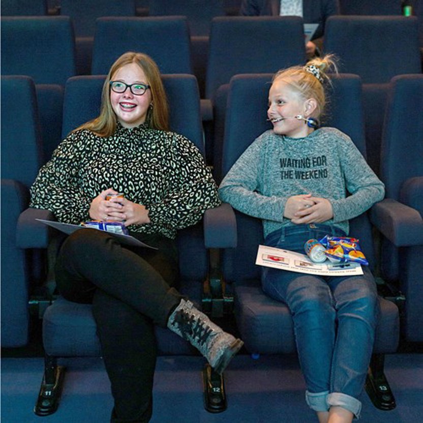 Leerlingen Sennah en Naomi tijdens de lancering van de Digitale Scheurkalender Burgerschap (foto: Floris Scheplitz)