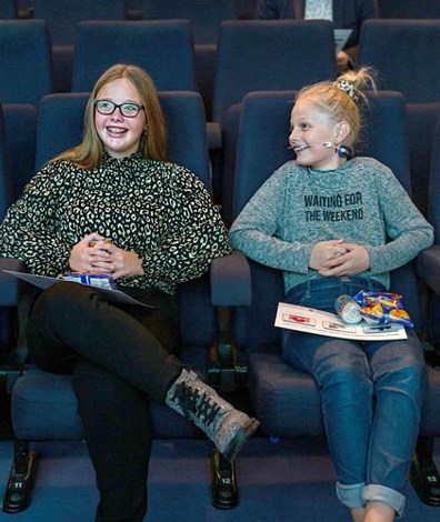 Leerlingen Sennah en Naomi tijdens de lancering van de Digitale Scheurkalender Burgerschap (foto: Floris Scheplitz)