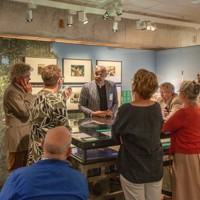 Rondleiding langs de tentoonstelling over Curaçao in 2022, bij het Nationaal Archief (Foto: Floris Scheplitz / Erfgoedhuis Zuid-Holland)