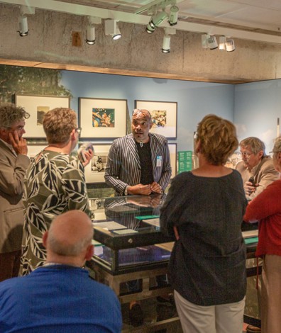 Rondleiding langs de tentoonstelling over Curaçao in 2022, bij het Nationaal Archief (Foto: Floris Scheplitz / Erfgoedhuis Zuid-Holland)