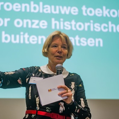 Gedeputeerde van Zuid-Holland Willy de Zoete houdt fles met water in de lucht (Foto: Kennisprogramma Klimaatrobuuste Buitenplaatsen)