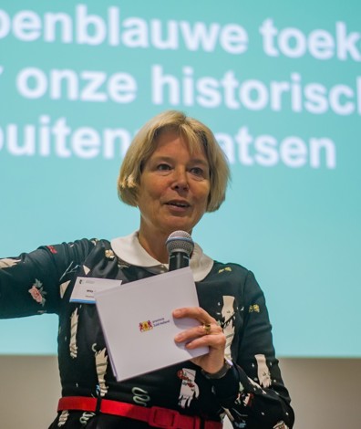 Gedeputeerde van Zuid-Holland Willy de Zoete houdt fles met water in de lucht (Foto: Kennisprogramma Klimaatrobuuste Buitenplaatsen)