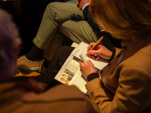 Er wordt druk geschreven. Foto: Floris Scheplitz