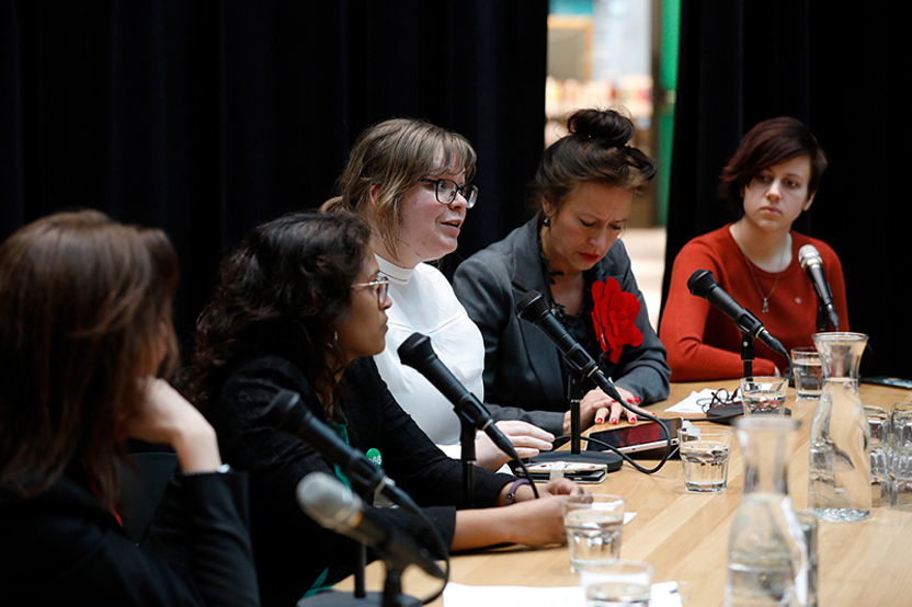 Foto van cultuurdebat in 2019: discussie aan tafel tussen vijf deelnemers