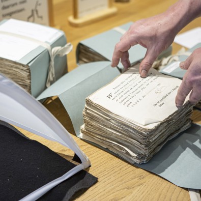 Stapel oude documenten in het archief