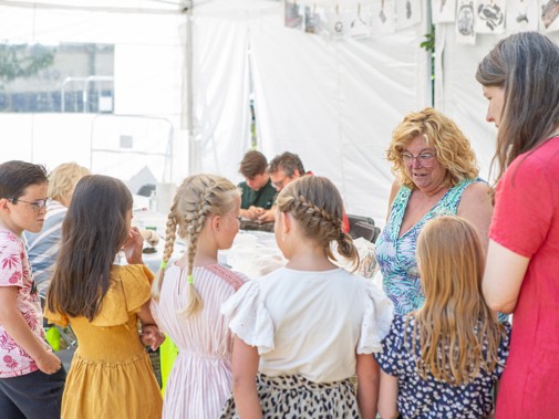 Bigbaggen in Heinenoord tijdens de Nationale Archeologiedagen 2023 (Foto: Floris Scheplitz / Erfgoedhuis Zuid-Holland)