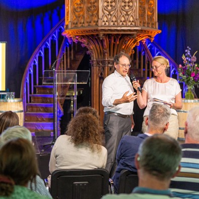 Gerard Rooijakkers tijdens het symposium, met moderator Marielle Hendriks (Foto: Floris Scheplitz / Erfgoedhuis Zuid-Holland)