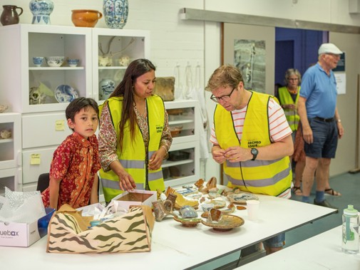 Aan de slag met echte vondsten bij Erfgoed Delft tijdens de Nationale Archeologiedagen 2023 (Foto: Floris Scheplitz / Erfgoedhuis Zuid-Holland)