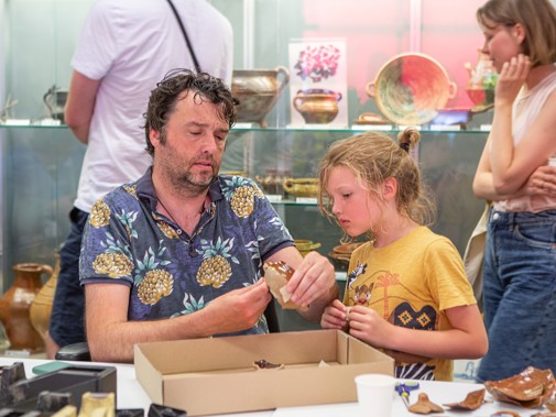 Aan de slag met echte vondsten bij Erfgoed Delft tijdens de Nationale Archeologiedagen 2023 (Foto: Floris Scheplitz / Erfgoedhuis Zuid-Holland)