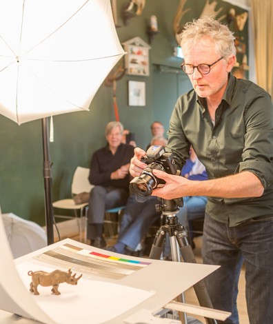 Man fotografeert een object