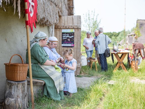 Middeleeuwse ambachten bij Masamuda tijdens de Nationale Archeologiedagen 2023 (Foto: Floris Scheplitz / Erfgoedhuis Zuid-Holland)