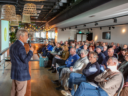 Voorzitter Erik Kopp van het Gilde van Vrijwillige Molenaars geeft een speech over de prijs tijdens de najaarsbijeenkomst Molennetwerk