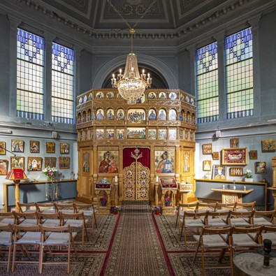 In het plafond zijn engelen, nog uit de tijd dat het een katholieke kapel was. (Foto: Floris Scheplitz)