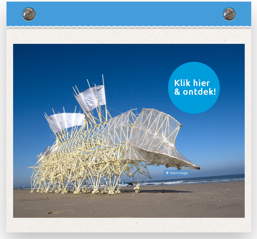 Kunstwerk van hout op strand met zee op achtergrond