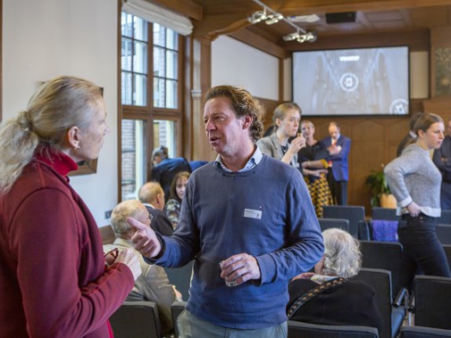 Er wordt met elkaar gesproken. Foto: Floris Scheplitz