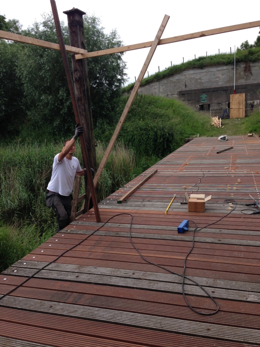 Leerling-restaurateur Peter de Klerk is aan het werk met het restaureren van de toegangspoort en het dek van de brug van Fort Penserdijk.