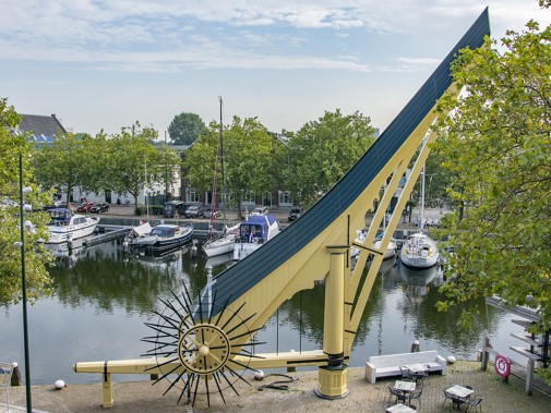 De kraan staat op de Westhavenkade.