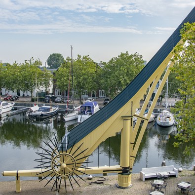 De kraan staat op de Westhavenkade.