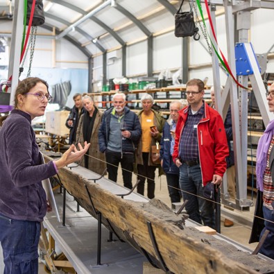 Foto: Floris Scheplitz/Imagetree. Rondleiding bij de Zwammerdamschepen tijdens de Limesdag 2022.