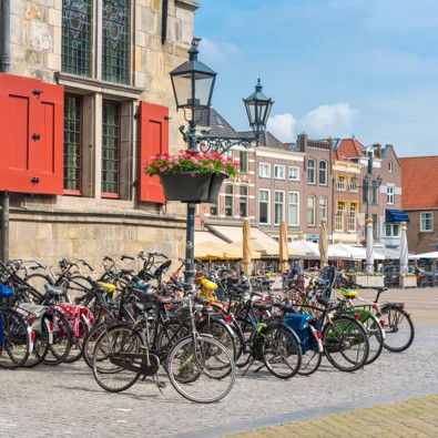 Fietsen staan voor gebouw op Grote Markt in Delft