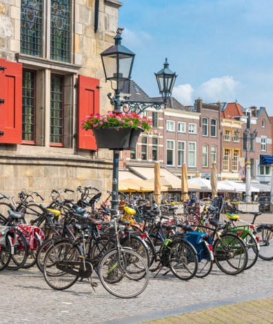 Fietsen staan voor gebouw op Grote Markt in Delft