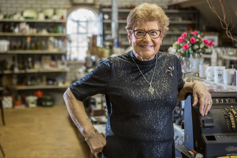 vrouw in winkel lacht naar camera