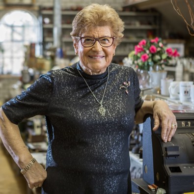 vrouw in winkel lacht naar camera