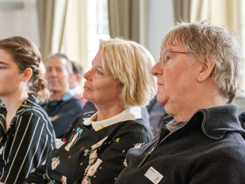 De bijeenkomst Streektaal & Dialect op 20 oktober. Van links naar rechts: Janneke van Es (Erfgoedhuis Zuid-Holland), Willy de Zoete (provincie Zuid-Holland), Henk Tetteroo (Delflandse streektaalspecialist)