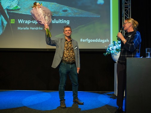 Tijdens de wrap up en afsluiting wordt Ad van der Zee in het zonnetje gezet. Hij gaat bijna met pensioen en heeft zich de afgelopen jaren ingezet voor de Erfgoeddag. Foto: Floris Scheplitz