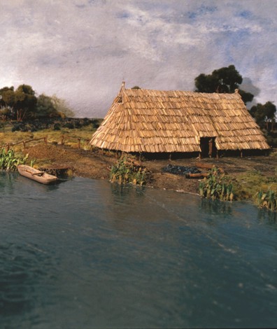 Boerenleven in de IJzertijd in het Maasmondgebied: een maquette van een boerderij met omliggend erf en veenlandschap, rond 500 v.Chr. (Maquette Werner Kannamüller, foto: Archeologie Rotterdam (BOOR)/Peter de Ruig)