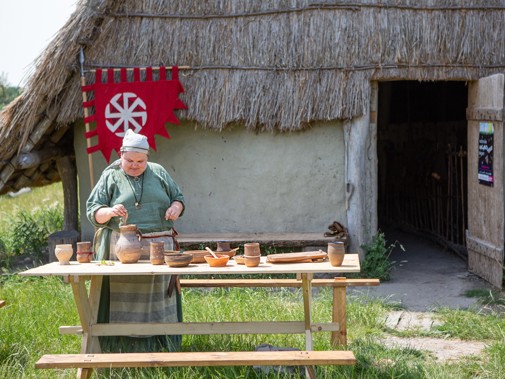 Middeleeuwse ambachten bij Masamuda tijdens de Nationale Archeologiedagen 2023 (Foto: Floris Scheplitz / Erfgoedhuis Zuid-Holland)