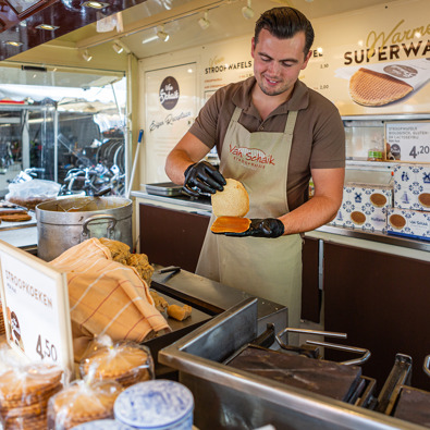 Man met stroopwafels