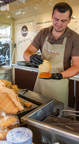 Man met stroopwafels