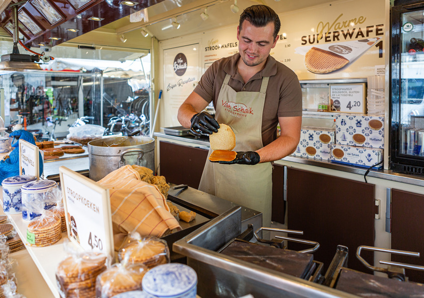 Man met stroopwafels