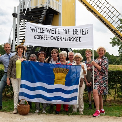 Bertrand en Anneke kregen de titel ‘De Slimste Erfgoedvrijwilliger’. Zij werden aangemoedigd door een team van collega-vrijwilligers van het streekmuseum Goeree-Overflakkee. Foto: Kim Kok