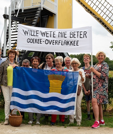 Bertrand en Anneke kregen de titel ‘De Slimste Erfgoedvrijwilliger’. Zij werden aangemoedigd door een team van collega-vrijwilligers van het streekmuseum Goeree-Overflakkee. Foto: Kim Kok