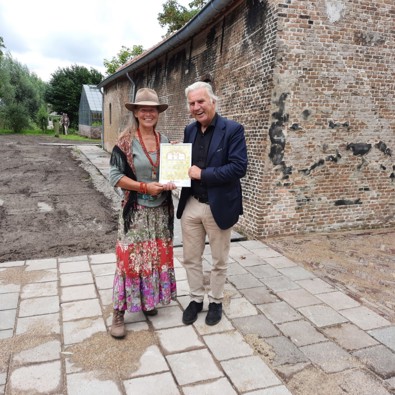 Eigenaren Dirk en Tilly Post na overhandiging Compliment voor het Monument op De Levende Buitenplaats Hodenpijl