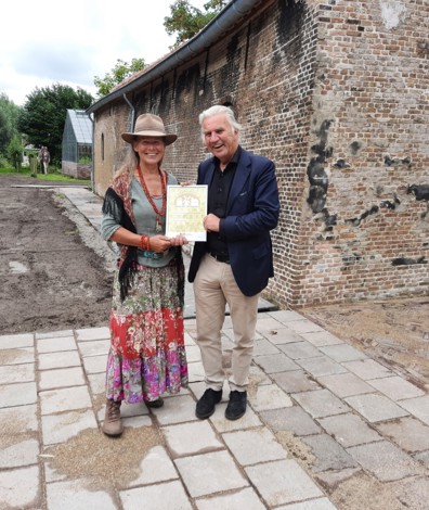 Eigenaren Dirk en Tilly Post na overhandiging Compliment voor het Monument op De Levende Buitenplaats Hodenpijl