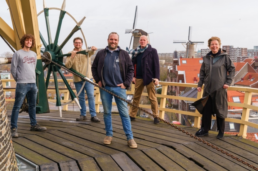 Groep mensen staat op molen