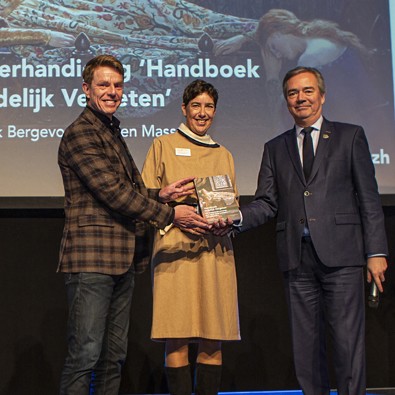 Overhandiging van het boek. V.l.n.r.: Frank Bergevoet, Evelien Masselink en Meindert Stolk. Foto: Floris Scheplitz.