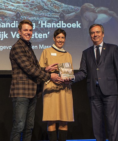 Overhandiging van het boek. V.l.n.r.: Frank Bergevoet, Evelien Masselink en Meindert Stolk. Foto: Floris Scheplitz.