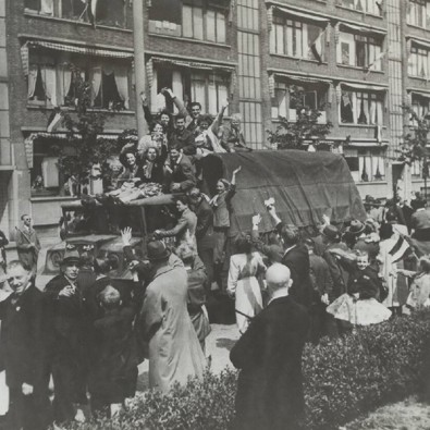 Bevrijding. Canadezen trekken Den Haag binnen