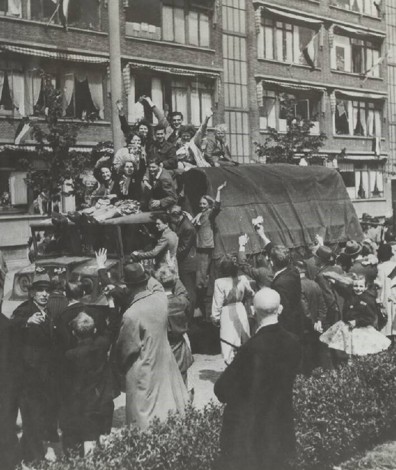 Bevrijding. Canadezen trekken Den Haag binnen