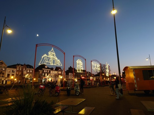 Sfeerfoto buiten van Leiden met kerstversiering